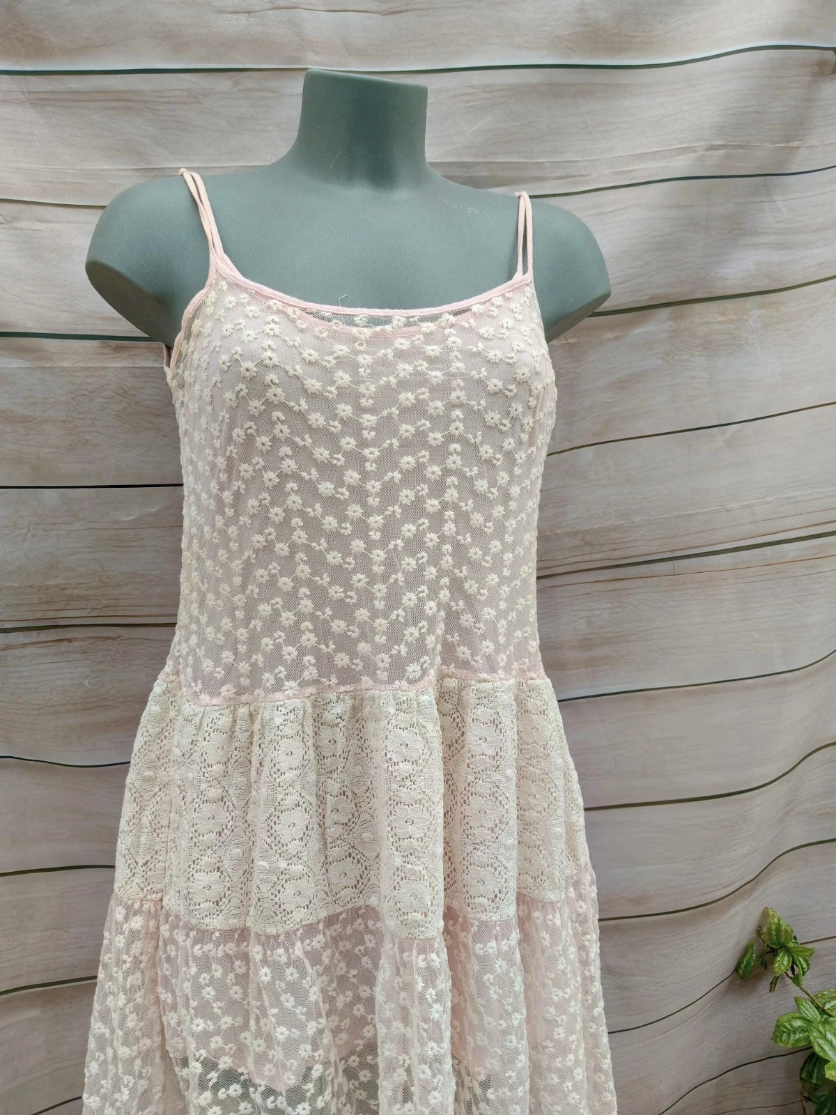 Vestido rosa em pó de renda e tule com flores bordadas – Tamanho S/M – photo 2